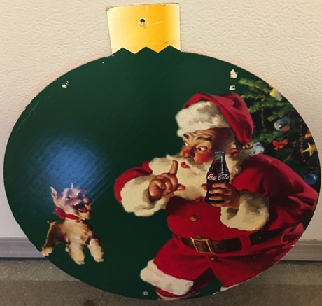 46107-1 € 10,00 coca cola karton kerstbal kerstman met hondje 50 x 45 cm.jpeg